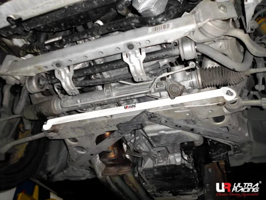 Ultra Racing BMW 3-Series E92 06+ 3.5 UltraRacing Front Lower Tiebar, référence LA2-1503