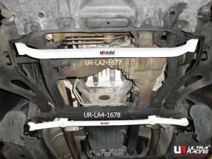 Ultra Racing Mercedes R-Class W251/W350 07+ 3.5 Ultra-R Front Lower Brace, référence LA2-1677