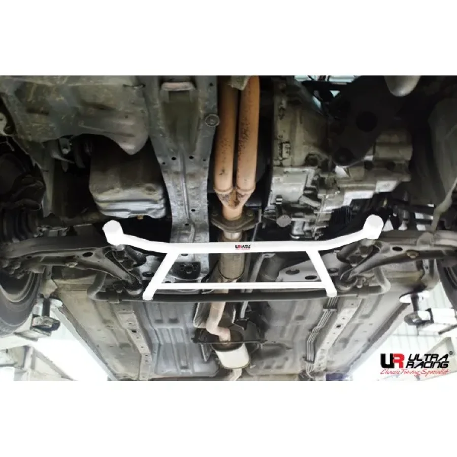 Ultra Racing Nissan Bluebird 83-90 U11 1.8 Ultra-R 4-Point Front H-Brace, référence LA4-1593