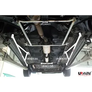 Ultra Racing Nissan Cefiro 94-98 A32 UltraRacing 2-Point Mid Lower Bar, référence ML2-1343