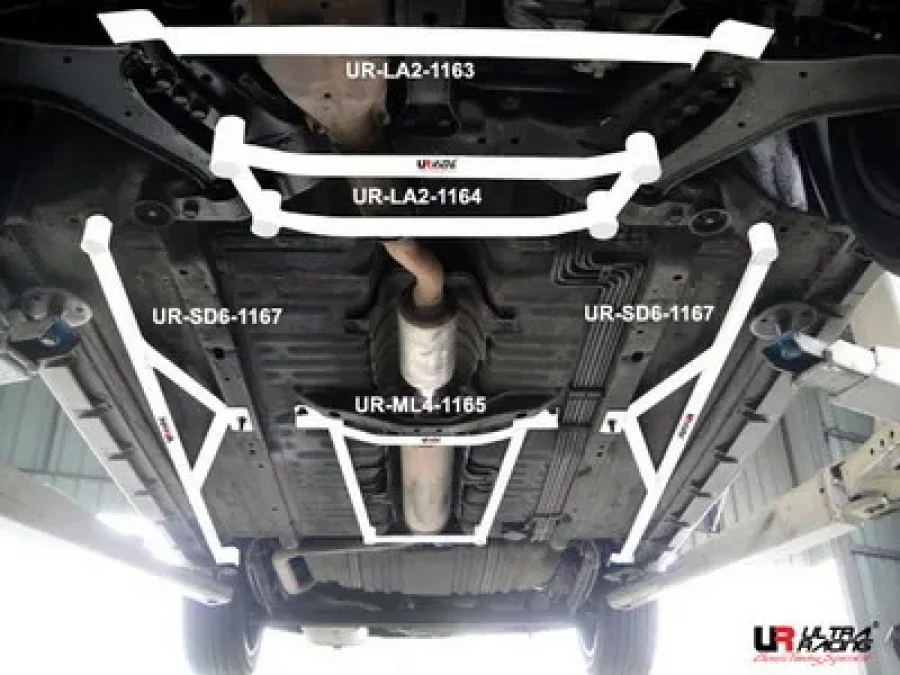 Ultra Racing Nissan Cefiro 98-03 A33 UltraRacing 4-Point Mid Lower Bar, référence ML4-1165