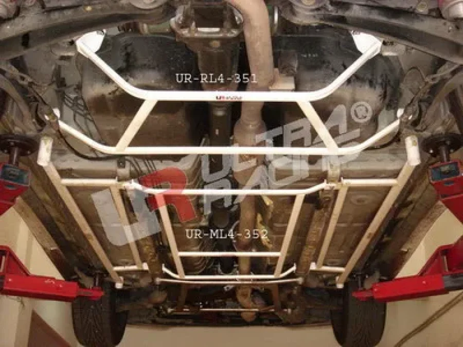 Ultra Racing Mitsubishi Outlander 03-06 Ultra-R 4-Point Mid Lower Brace, référence ML4-352