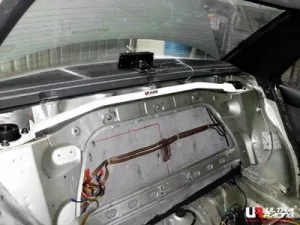 Ultra Racing Nissan Bluebird 89-93 U12 1.8 Ultra-R Rear Upper Strutbar, référence RE2-1772