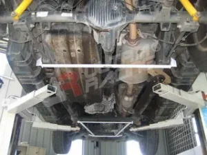Ultra Racing SsangYong Rexton 06-10 UltraRacing 2-Point Rear Lower Tiebar, référence RL2-1350