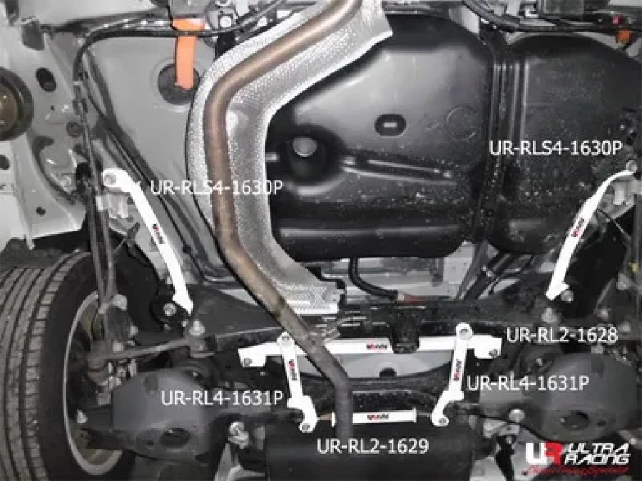 Ultra Racing Lexus CT200H / Prius XW30 Ultra-R Rear Lower Tiebar 1628, référence RL2-1628