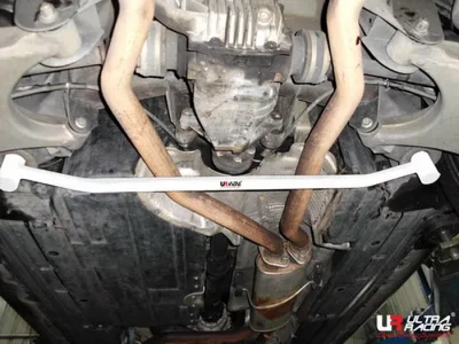 Ultra Racing BMW E53 X5 4.4 99-06 UltraRacing 2-Point Rear Lower Bar 1703, référence RL2-1703