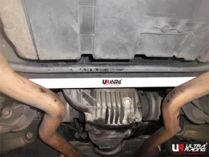 Ultra Racing BMW E53 X5 4.4 99-06 UltraRacing 2-Point Rear Lower Bar 1704, référence RL2-1704