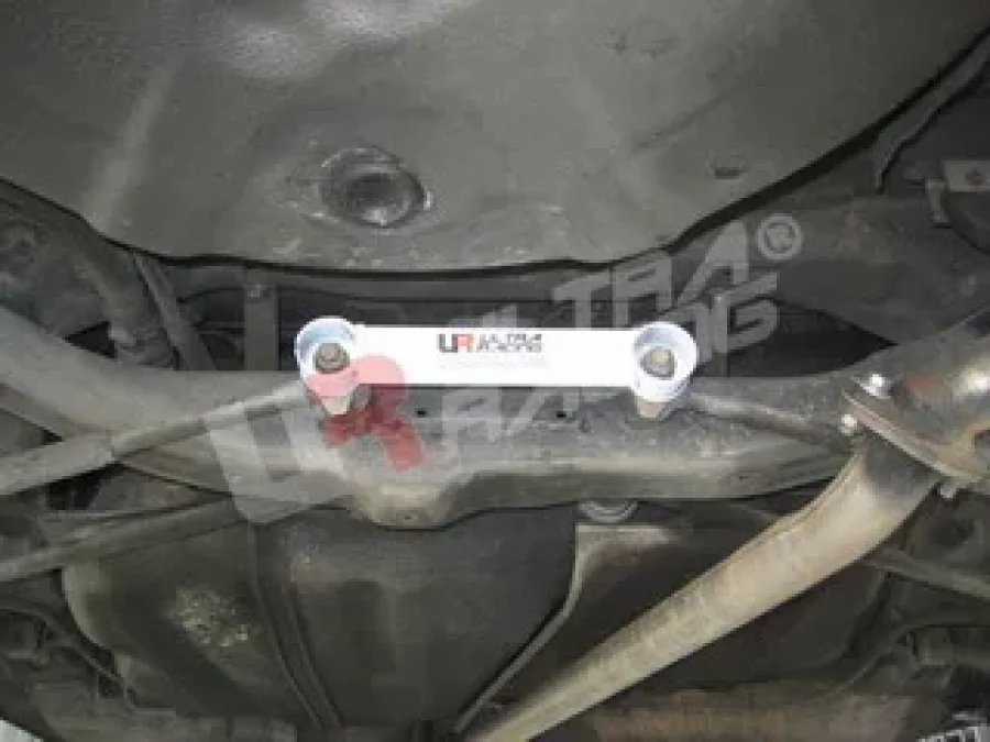 Ultra Racing Toyota Carina E 92-98 1.6 Ultra-R 2-Point Rear Lower Tiebar, référence RL2-797