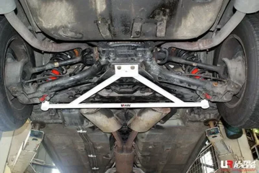 Ultra Racing Jaguar XJ (X308) 4.0 98-02 Ultra-R 3-Point Rear Lower Brace, référence RL3-1545