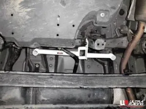 Ultra Racing Toyota Prius XW30 10+ UltraRacing 3Point Rear Lower Bar 1637, référence RL3-1637