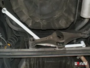 Ultra Racing Nissan Cefiro 98-03 A33 UltraRacing 4-Point Rear H-Brace, référence RL4-1166