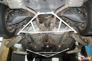Ultra Racing Mercedes SLK 200 04-11 2.0 UltraRacing 4Point Rear Lower Bar, référence RL4-1577