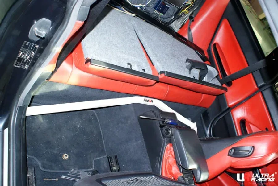 Ultra Racing BMW 3-Series E46 M3 3.2 01-06 Ultra-R 2-Point Room Bar 1535, référence RO2-1535A