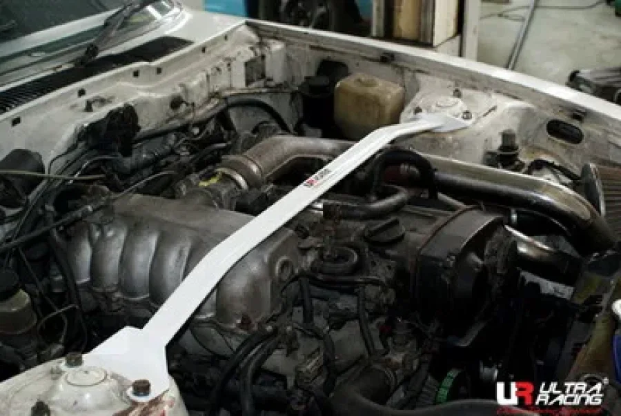 Ultra Racing Nissan 280ZX 79-83 UltraRacing 2-Point Front Upper Strutbar, référence TW2-1340