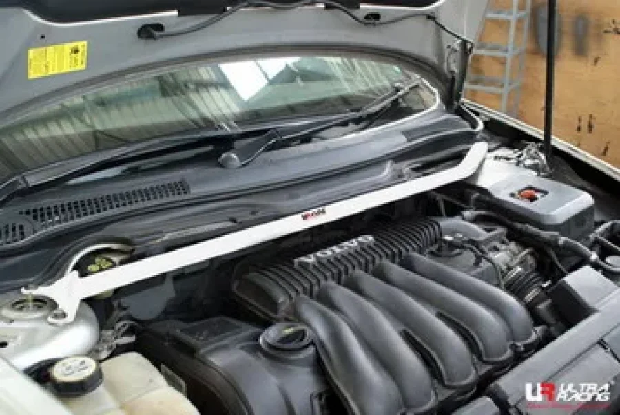 Ultra Racing Volvo S40 95-04 Turbo UltraRacing Front Upper Strutbar 1410, référence TW2-1410
