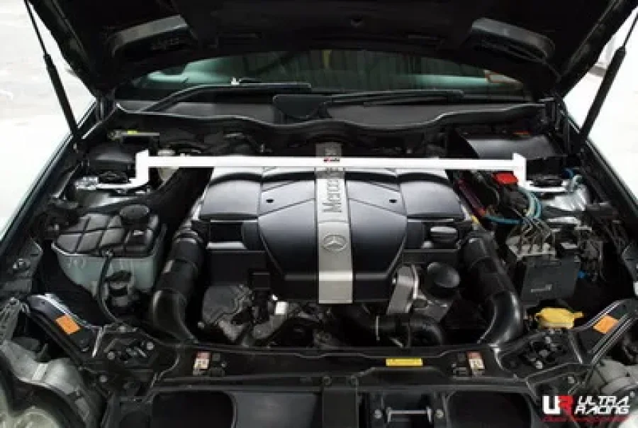 Ultra Racing Mercedes CLK 320 C209 02-09 UltraRacing Front Upper Strutbar, référence TW2-1536
