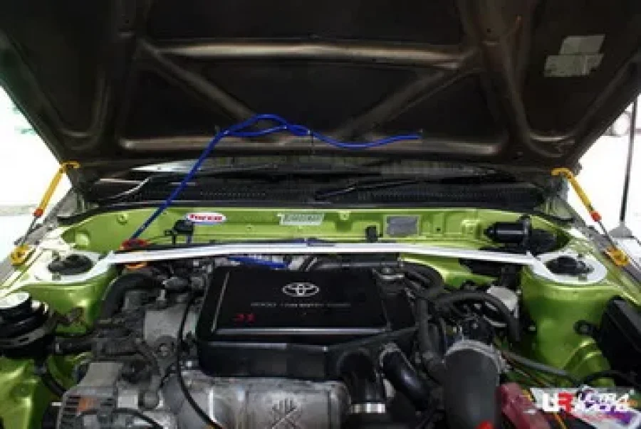 Ultra Racing Toyota Carina II 87-92 2.0 Ultra-R Front Upper Strutbar, référence TW2-1537