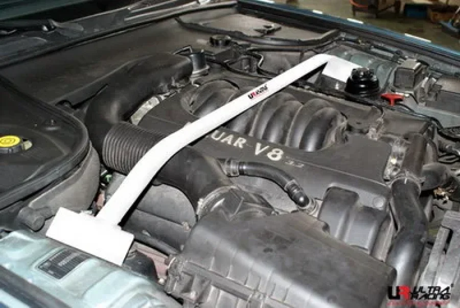 Ultra Racing Jaguar XJ (X308) 4.0 98-02 Ultra-R Front Upper Strutbar, référence TW2-1543