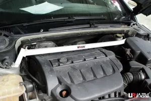 Ultra Racing Peugeot 407 04-10 2.0 UltraRacing Front upper Strutbar, référence TW2-1546