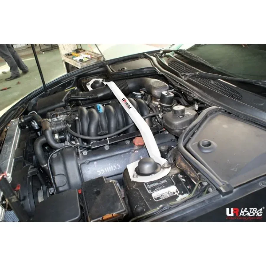 Ultra Racing Jaguar XK8 4.0 98+ UltraRacing 2-Point Front Upper Strutbar, référence TW2-1551