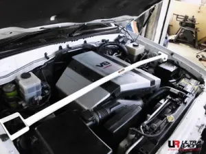 Ultra Racing Toyota Land Cruiser 100 98-07 Ultra-R Front Upper Strutbar, référence TW2-1552