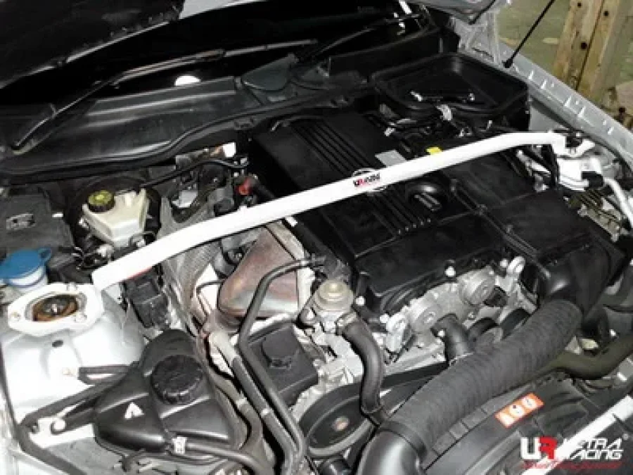 Ultra Racing Mercedes SLK 200/280 04-11 UltraRacing Front Upper Strutbar, référence TW2-1575