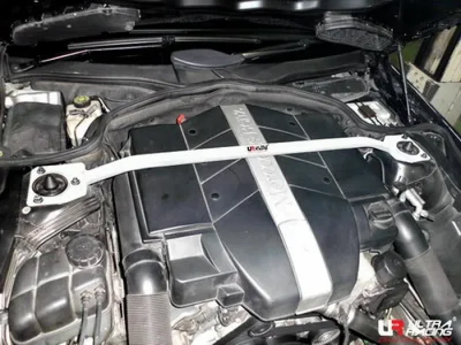 Ultra Racing Mercedes SL 350 02-11 UltraRacing Front Upper Strutbar, référence TW2-1586