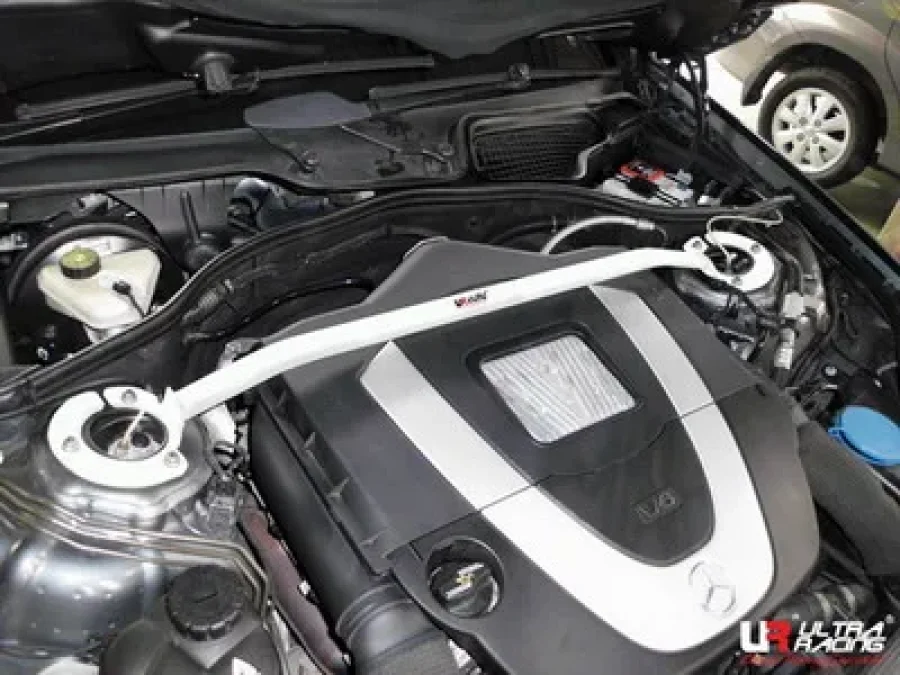 Ultra Racing Mercedes S350/S500 09+ W221 3.5 Ultra-R Front Upper Strutbar, référence TW2-1588