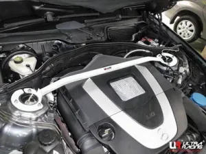 Ultra Racing Mercedes S350/S500 09+ W221 3.5 Ultra-R Front Upper Strutbar, référence TW2-1588