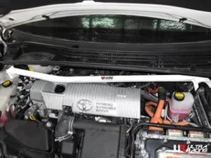 Ultra Racing Toyota Prius XW30 10+ UltraRacing Front Upper Strutbar, référence TW2-1635