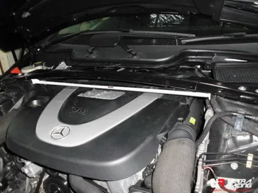 Ultra Racing Mercedes R-Class W251/W350 07+ 3.5 Ultra-R Front Upper Strut, référence TW2-1676
