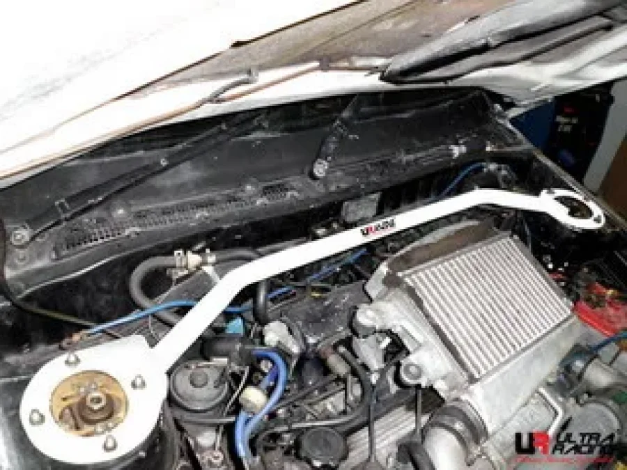 Ultra Racing Toyota Starlet EP70 UltraRacing 2-Point Front Upper Strutbar, référence TW2-1720