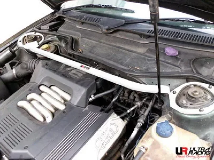 Ultra Racing Audi A6 C4 96-04 2.6 UltraRacing Front Upper Strutbar, référence TW2-1756