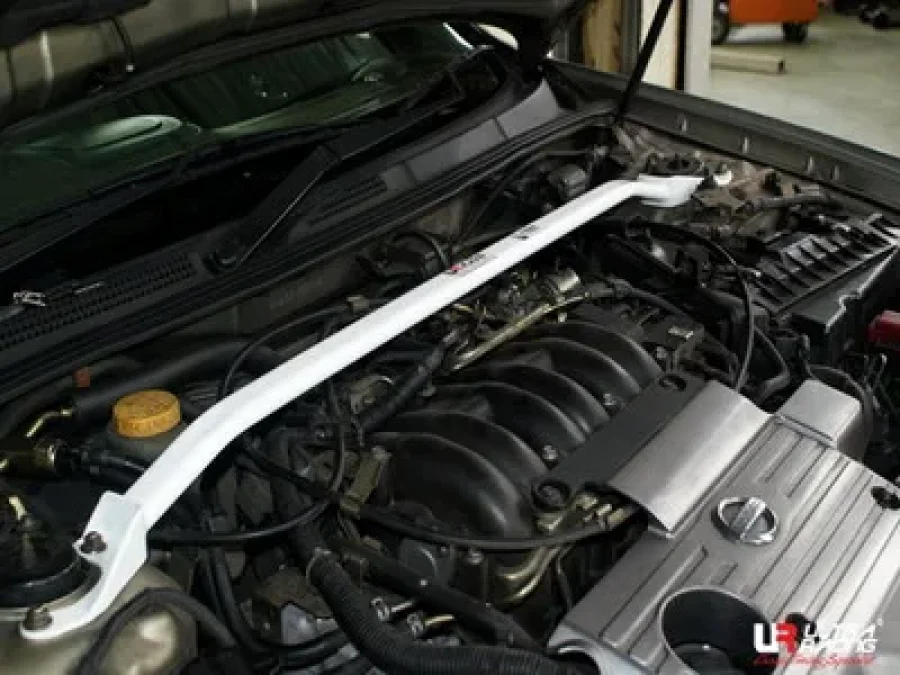 Ultra Racing Nissan Cefiro 98-03 A33 UltraRacing Front Upper Strutbar, référence TW2-332