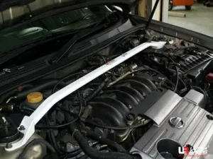 Ultra Racing Nissan Cefiro 98-03 A33 UltraRacing Front Upper Strutbar, référence TW2-332