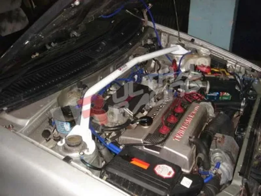 Ultra Racing Daihatsu Charade G100 87-94 Ultra-R Front Upper Strutbar, référence TW2-606