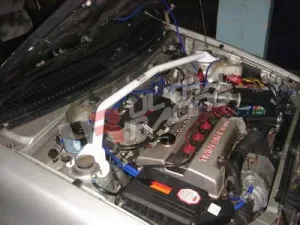 Ultra Racing Daihatsu Charade G100 87-94 Ultra-R Front Upper Strutbar, référence TW2-606