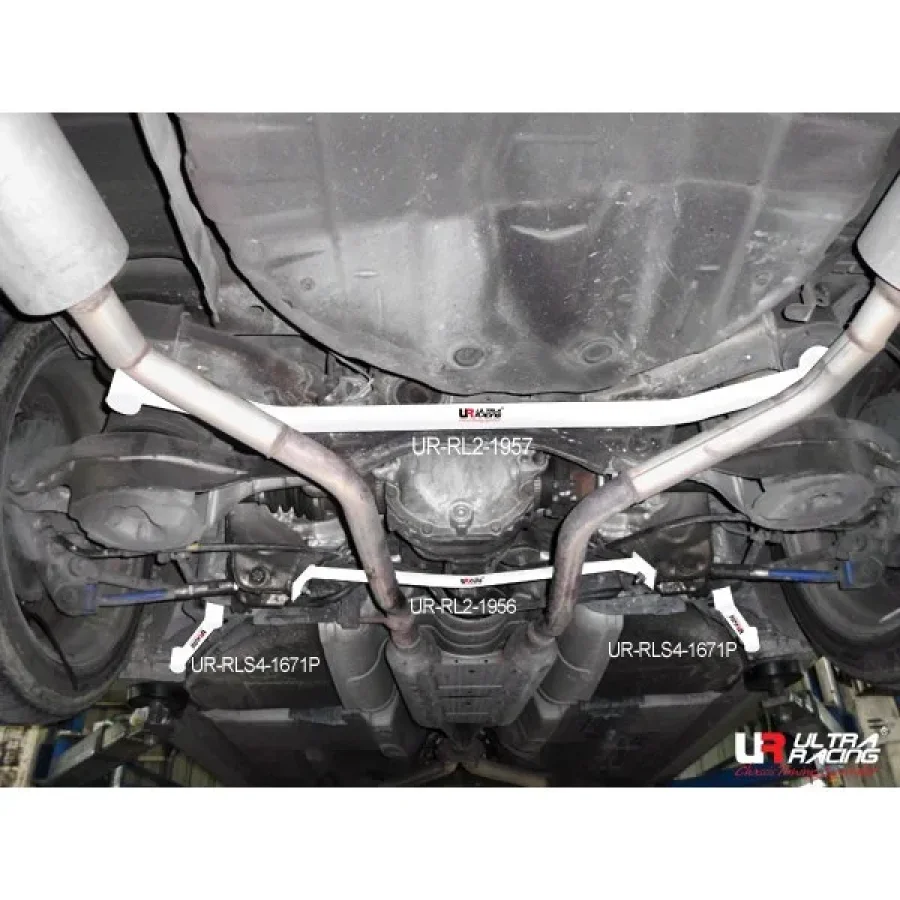 Ultra Racing Nissan Skyline V35 2.5 01+ Ultra-R 2P Rear Lower Bar 1956, référence RL2-1956