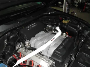 Ultra Racing Audi Q7 4.2 08+ UltraRacing 2-Point Front Upper Strutbar, référence TW2-1883