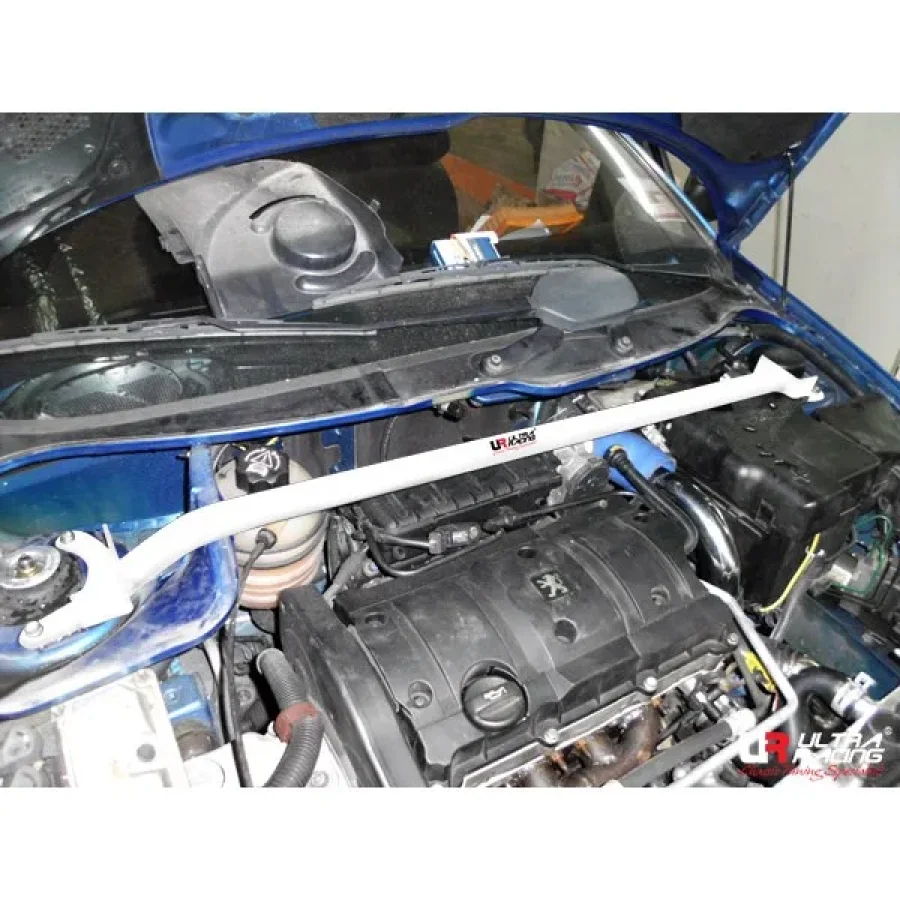 Ultra Racing Peugeot 206 / 206 CC 1.6 Ultra-R 2P Front Upper Strutbar, référence TW2-2044