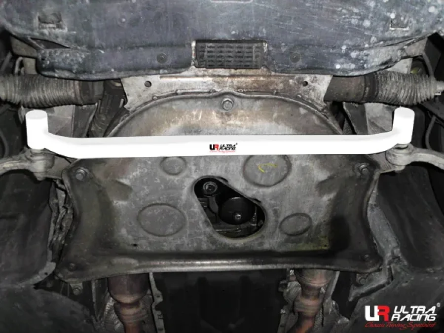 Ultra Racing BMW 7-Series E65 735/740 UltraRacing 2P Front Lower Bar 2055, référence LA2-2055