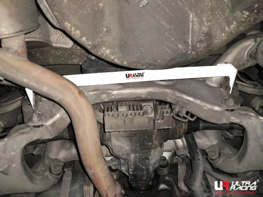 Ultra Racing BMW 7-Series E65 735/740 UltraRacing 2P Rear Lower Bar 2057, référence RL2-2057