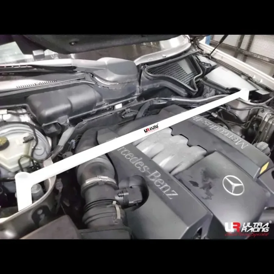 Ultra Racing Mercedes E-Class W210 97-03 Ultra-R Front Upper Strutbar, référence TW2-1971
