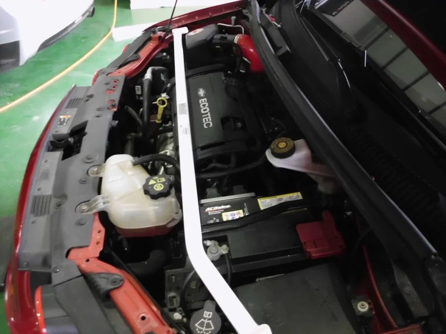 Ultra Racing Chevrolet Aveo 1.4 11+ UltraRacing Front Upper Strutbar, référence TW2-2012