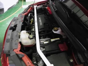 Ultra Racing Chevrolet Aveo 1.4 11+ UltraRacing Front Upper Strutbar, référence TW2-2012