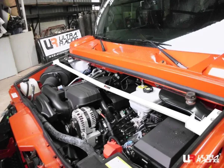 Ultra Racing Hummer H2 6.0 03-09 UltraRacing 2P Front Upper Strutbar, référence TW2-2073