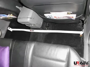 Ultra Racing Ford Focus MK2 1.8 UltraRacing 2-Point Roombar 2137, référence RO2-2137