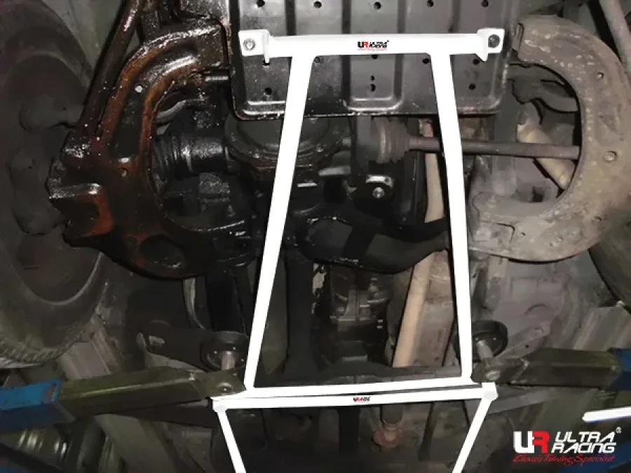 Ultra Racing Daihatsu Feroza 4WD F300 89-93 Ultra-R 4P Front Lower Brace, référence LA4-2577