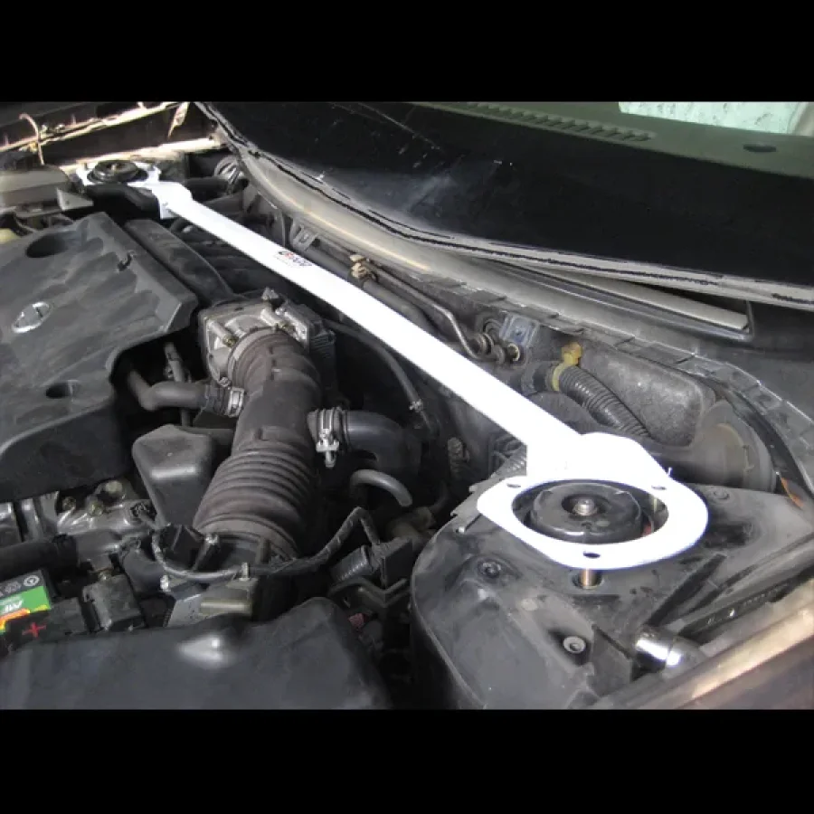 Ultra Racing Nissan Murano 2WD 02-06 UltraRacing 2P Front Upper Strutbar, référence TW2-2499