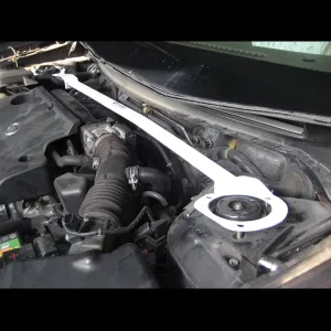 Ultra Racing Nissan Murano 2WD 02-06 UltraRacing 2P Front Upper Strutbar, référence TW2-2499